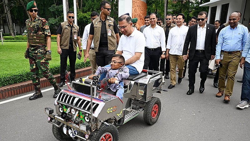 রাজধানীর তেজগাঁওয়ে প্রধানমন্ত্রীর কার্যালয়ে শারীরিক প্রতিবন্ধী কলেজছাত্র ওয়াকিমুল ইসলামের বানানো বিশেষ গাড়িতে চড়ে দেখেন প্রধানমন্ত্রী তারেক রহমান। ছবি: পিএমও