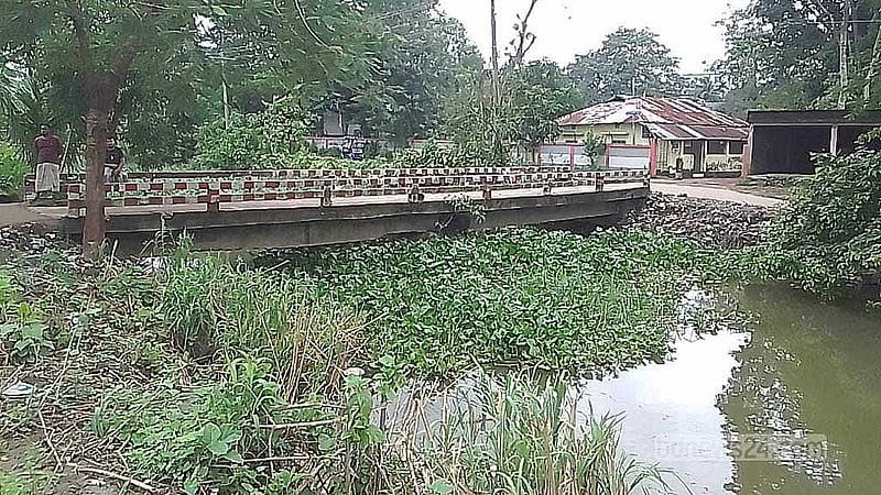 ফেনীর বেশিরভাগ খাল হয় বেদখলে নাজেহাল, না হয় দূষণে ভরাট হয়ে আছে। ফলে সেগুলো দিয়ে বন্যার পানি দ্রুত নামতে পারছে না।