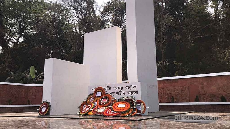 স্বাধীনতা দিবসে চট্টগ্রাম নগরীর শহীদ মিনারে শ্রদ্ধা নিবেদন।
