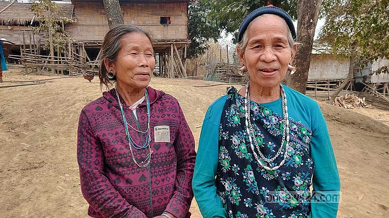 এক সঙ্গে দুই রেংমিটচ্যভাষী নারী। দুজনের নামও কুনরাও। একজনের বয়স ৬০, আরেকজনের বয়স ৭৩।