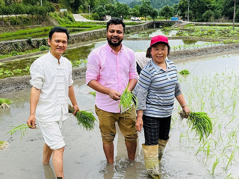 চিয়াননিংয়ের ধানখেতে স্থানীয় কৃষকদের সঙ্গে লেখক।
