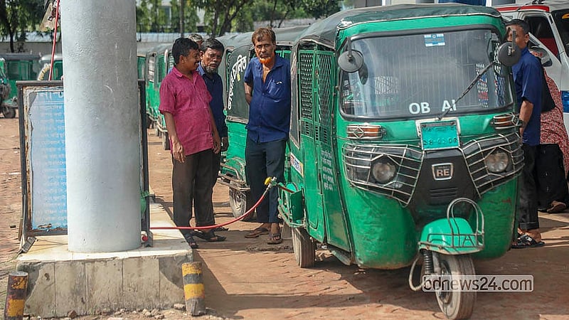 দীর্ঘ সময় অপেক্ষার পর গ্যাস পাচ্ছেন অটোরিকশা চালকরা। এত সময় অপেক্ষা করেও ২০০ টাকার বেশি গ্যাস পাচ্ছেন না