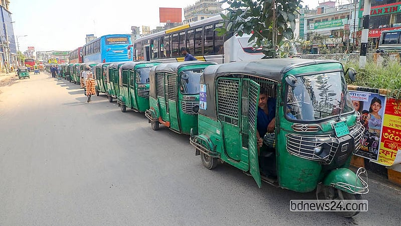 রাজধানীর দোলাইরপাড় এলাকার একটি সিএনজি পাম্পের বাইরে যানবাহনের দীর্ঘ সারি