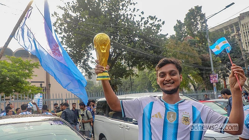 ঢাকায় আর্জেন্টিনা সমর্থকদের শোভাযাত্রায় ফুটবল বিশ্বকাপ ট্রফির রেপ্লিকা নিয়ে অংশ নেন এক ভক্ত