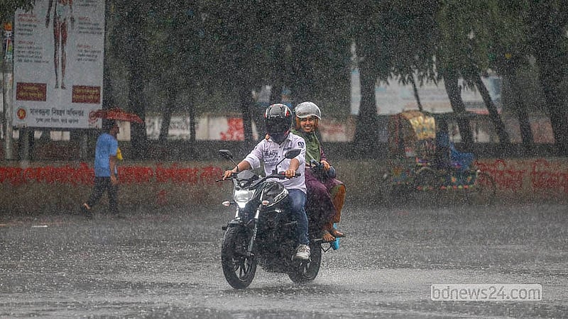 শুক্রবার থেমে থেমে দিনভর ঝরেছে। ঢাকা বিশ্ববিদ্যালয় এলাকা থেকে তোলা