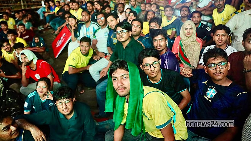 বিশ্বকাপে ব্রাজিল বনাম নরওয়ে শ্বাসরুদ্ধকর ম্যাচ দেখতে টিএসসির পায়রা চত্বরে ফুটবলপ্রেমীদের ঢল