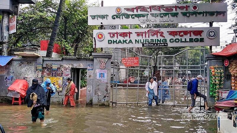 কয়েক দিন ধরে বৃষ্টি ঝরছে ঢাকায়। দুর্বল নিষ্কাশন ব্যবস্থার কারণে হাঁটু সমান পানি জমেছে ঢাকা মেডিকেলের সামনের সড়কে।
