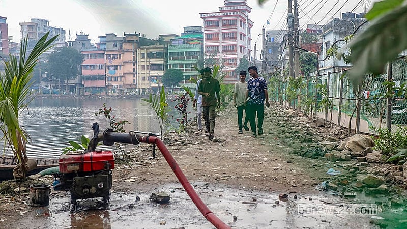 পুরান ঢাকার গেন্ডারিয়ায় ডিআইটি পুকুরের চারপাশ দখলমুক্ত করার পর সংস্কার কাজ চলছে
