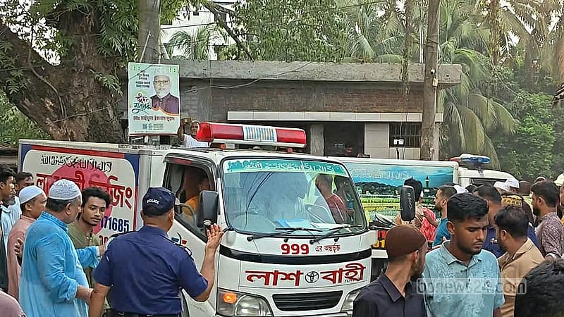 লক্ষ্মীপুরে নিহত মা ও তিন মেয়ের মরদেহ দাফনের জন্য নেওয়া হলো গ্রামের বাড়িতে। 