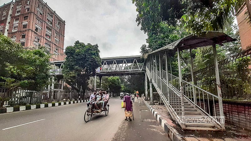 ঢাকা দক্ষিণ সিটি করপোরেশন থেকে কয়েক মিনিটের দূরত্বে ঢাকা বিশ্ববিদ্যালয়ের সুফিয়া কামাল হলের সামনের এ পদচারী সেতুটি দীর্ঘদিন ধরে মেরামত ও সংস্কারের অভাবে বেহাল দশায় রয়েছে