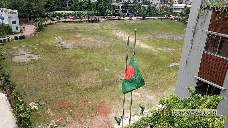 উত্তরার দিয়াবাড়িতে মাইলস্টোন স্কুল অ্যান্ড কলেজে যুদ্ধবিমান বিধ্বস্তের এক বছর পূর্তিতে মঙ্গলবার কলেজ প্রাঙ্গণে নিহতদের স্মরণে জাতীয় পতাকা অর্ধনমিত রাখা হয়