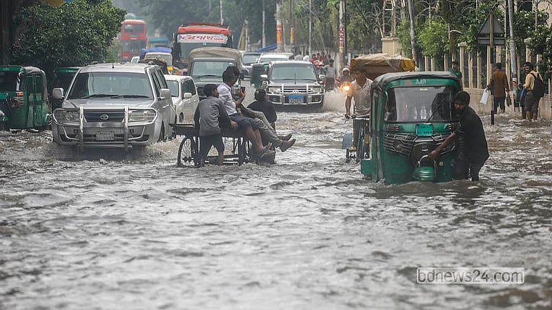 অতি ভারি বর্ষণে ডুবে গেছে ঢাকার মহাখালী এলাকার রাওয়া ক্লাবের সামনের সড়ক