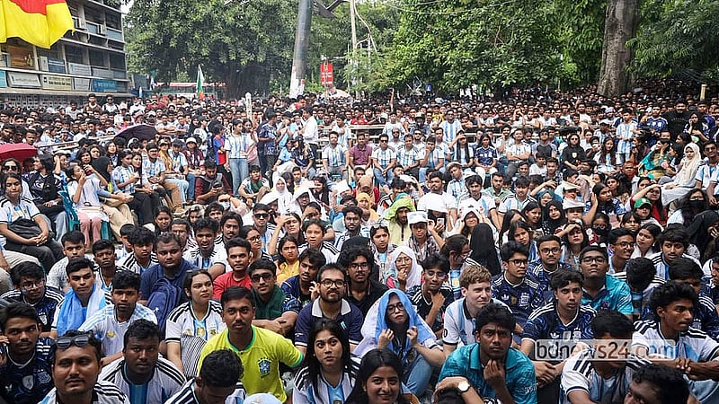 ঢাকা বিশ্ববিদ্যালয়ের টিএসসির পায়রা চত্বরে রোববার সকালে মেসি সমর্থকদের উপচে পড়া ভিড়। ডালাসে বাংলাদেশ সময় রোববার সকালে ‘জে’ গ্রুপের ম‍্যাচে ৩-১ গোলে জিতেছে বিশ্ব চ‍্যাম্পিয়নরা