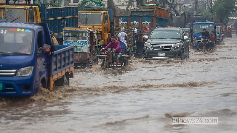 রাজধানীতে শনিবার রাতে থেকে শুরু হওয়া টানা বৃষ্টিতে ডুবে গেছে ঢাকা-নারায়ণগঞ্জ সড়ক। রোববার শ্যামপুর এলাকার পরিস্থিতি