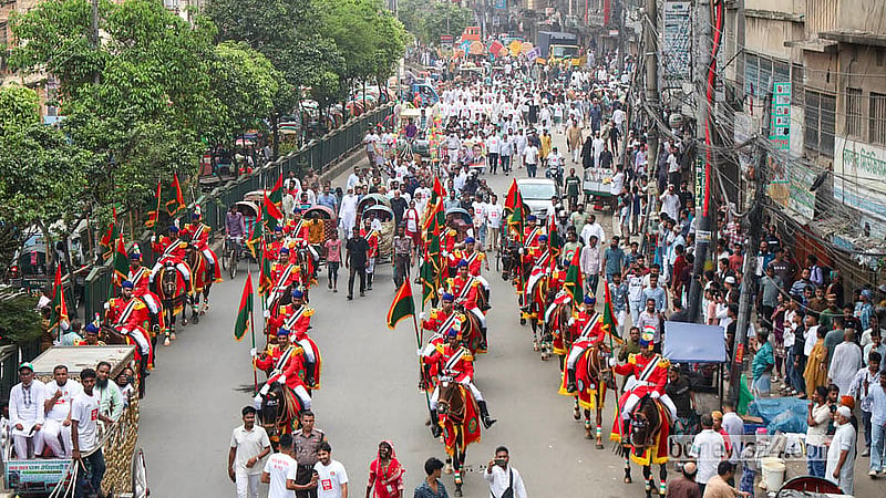 ‘হৃদয়ে ঢাকা ৪১৬’ উৎসব উদযাপনে শুক্রবারের শোভাযাত্রায় ঘোড়া নিয়ে অংশ নেন একদল আরোহী