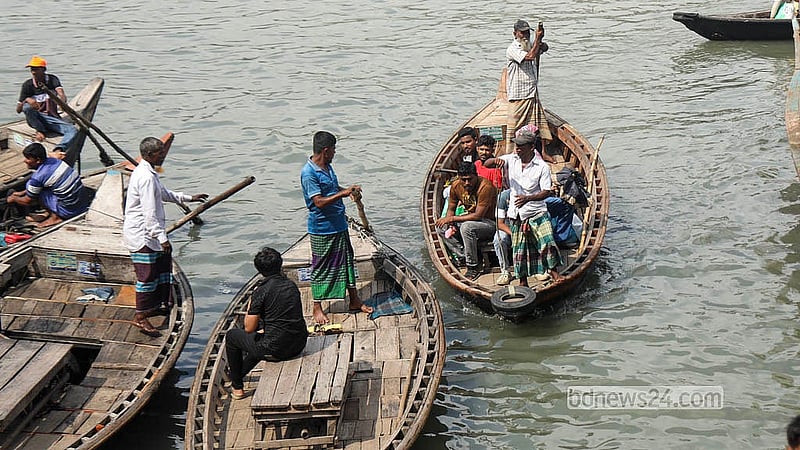 রাজধানীর সদরঘাট এলাকায় পারাপারের জন্য ব্যবহৃত ছোট নৌকাগুলোতে লাইফ জ্যাকেট ব্যবহার বাধ্যতামূলক থাকলেও তা মানেন না বেশিরভাগ মাঝি