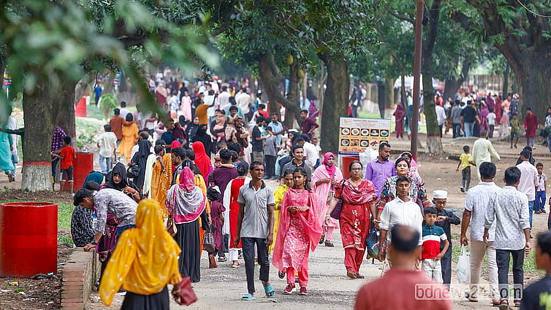 বিভিন্ন জীবজন্তুর খাঁচার সামনে দর্শনার্থীরা। ঈদের তৃতীয় দিন শনিবারও মিরপুর জাতীয় চিড়িয়াখানায় ঘুরতে আসেন হাজারো দর্শনার্থী।