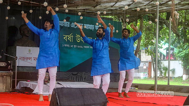 বাংলা একাডেমির নজরুল মঞ্চে সোমবার উদীচী শিল্পীগোষ্ঠীর বর্ষা উৎসবে নৃত্য পরিবেশন করেন ‘বহর’ শিল্পীগোষ্ঠীর শিল্পীরা