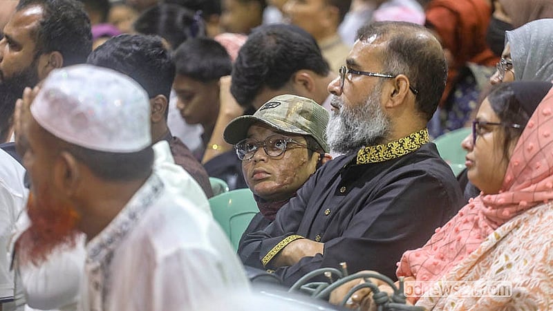 প্রশিক্ষণ বিমান বিধ্বস্তের ঘটনায় হতাহতদের স্মরণে মঙ্গলবার মাইলস্টোন স্কুল অ্যান্ড কলেজ ক্যাম্পাসে স্মরণসভা আয়োজন করা হয়। এতে উপস্থিত ছিলেন সেদিন আহত হওয়া শিক্ষার্থীরাও