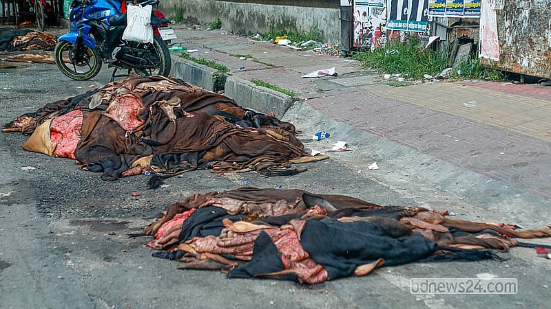 গ্রিনরোডে রাস্তার পাশে রাখা গরুর চামড়া। এবার সরকার নির্ধারিত দামের থেকে কম দাম দেওয়ার অভিযোগ করছেন মৌসুমি ব্যাবসায়ীরা
