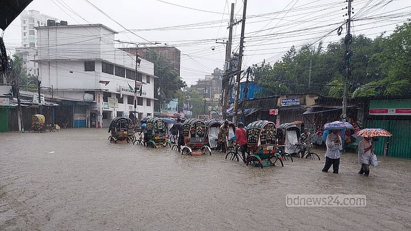 কাগাসগোলা এলাকায় কোমর সমান পানি ছিল সকালে। এখানে খাল ও সড়ক আলাদা করে চেনার উপায় ছিল না। 