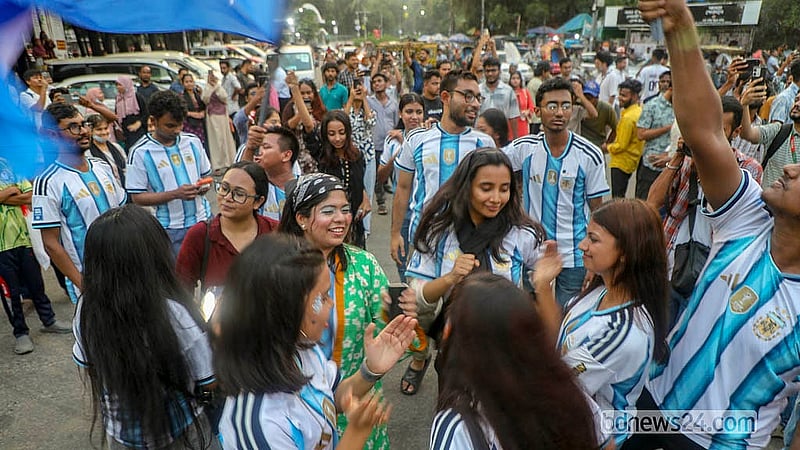 লিওনেল মেসির জন্মবার্ষিকী উদযাপনে ঢাকা বিশ্ববিদ্যালয়ের টিএসসিতে সমর্থকদের উচ্ছ্বাস