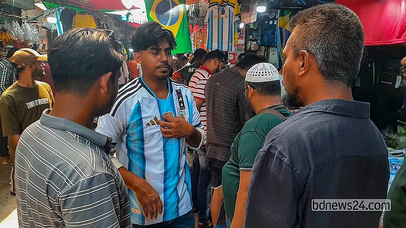 বিশ্বকাপ ফুটবল সামনে রেখে প্রিয় দলের জার্সি কিনতে ঢাকার গুলিস্তানে ক্রীড়াসামগ্রীর দোকানগুলোতে মানুষের ভিড় বেড়েছে