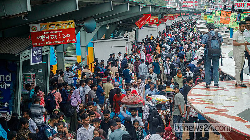 কোরবানির ঈদ উদযাপনে বাড়ি ফিরতে মঙ্গলবার রাজধানীর সদরঘাট লঞ্চ টার্মিনালে উপচে পড়া ভিড় দেখা যায়