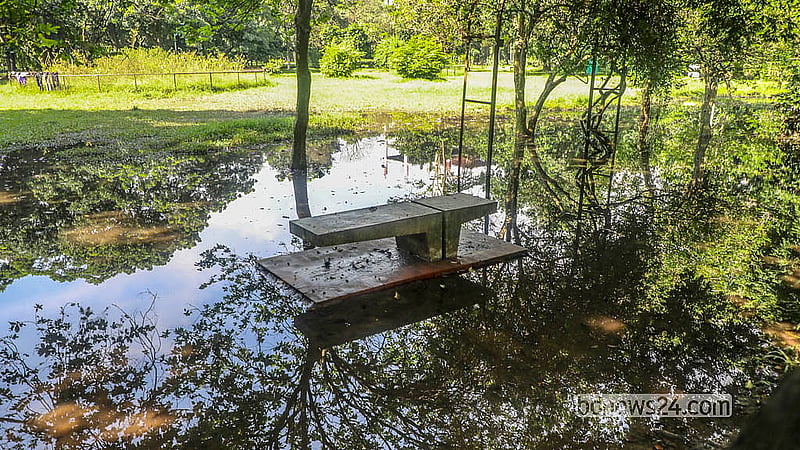 টানা কয়েকদিন বৃষ্টির কারণে রমনা লেক তলিয়ে পানি প্রবেশ করে পার্কের বিভিন্ন অংশে। এখনো কিছু কিছু জায়গায় পানি জমে আছে