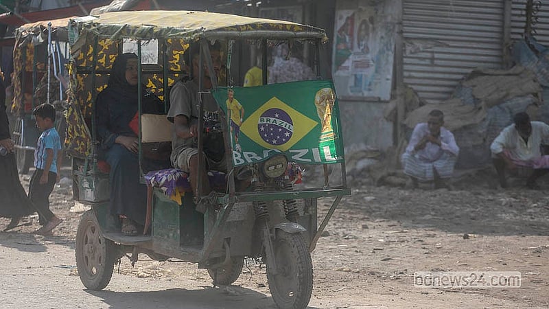 ফুটবল বিশ্বকাপ উপলক্ষে ব্যাটারিচালিত রিকশায় পছন্দের দেশের পতাকা লাগিয়েছেন চালক