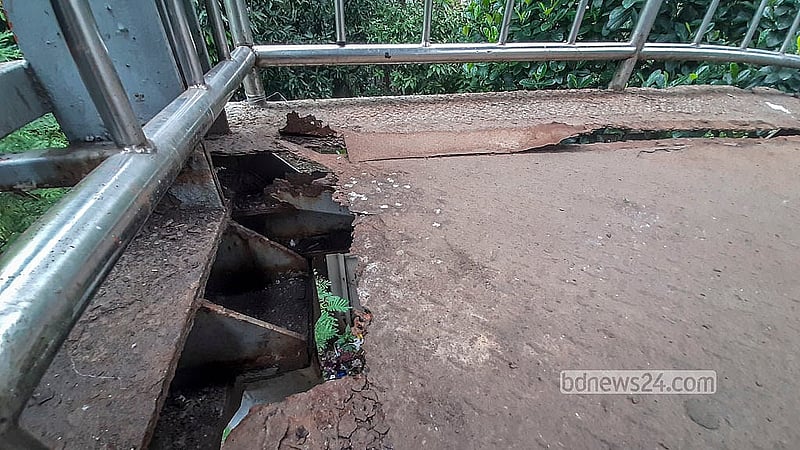 ঢাকা বিশ্ববিদ্যালয়ের সুফিয়া কামাল হলের সামনে পদচারী সেতুতে মরিচা পড়েছে, ভেঙে গেছে অবকাঠামোটির অনেক অংশ