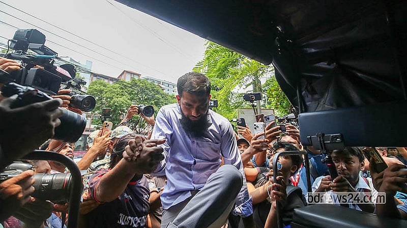 কার্যক্রম নিষিদ্ধ আওয়ামী লীগের প্রতিষ্ঠাবার্ষিকীর দিনে নিরাপত্তা কড়াকড়ির মধ্যে ধানমন্ডি ৩২ নম্বরে ‘সন্দেহজনকভাবে ঘোরাঘুরি’ এবং পুলিশের ভিডিও করার অভিযোগে সাখওয়াত হোসেন নামে এক যুবকে আটক করে পুলিশ