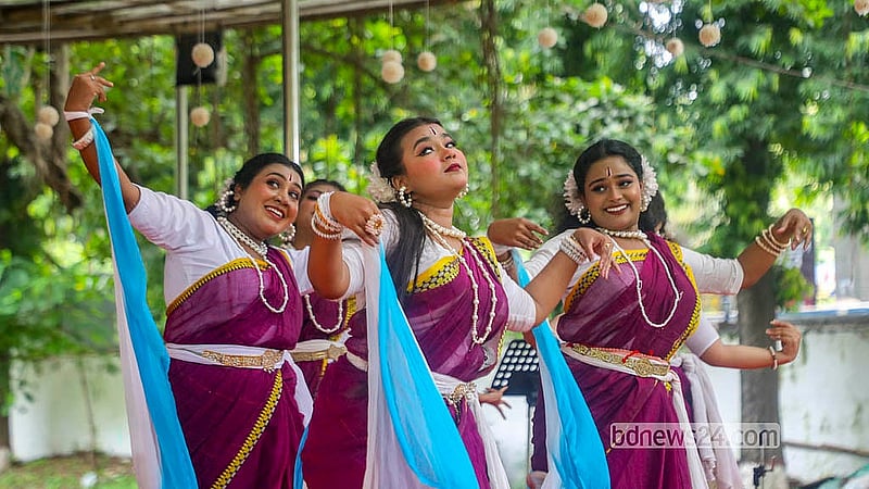 বাংলা একাডেমির নজরুল মঞ্চে সোমবার উদীচী শিল্পীগোষ্ঠীর বর্ষা উৎসবে দলীয় নৃত্য পরিবেশন করেন ‘স্পন্দন’ এর শিল্পীরা