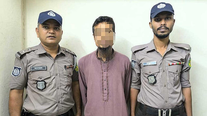 পুলিশের হাতে গ্রেপ্তার অ্যাম্বুলেন্স চালক মো. মহিউদ্দিন।