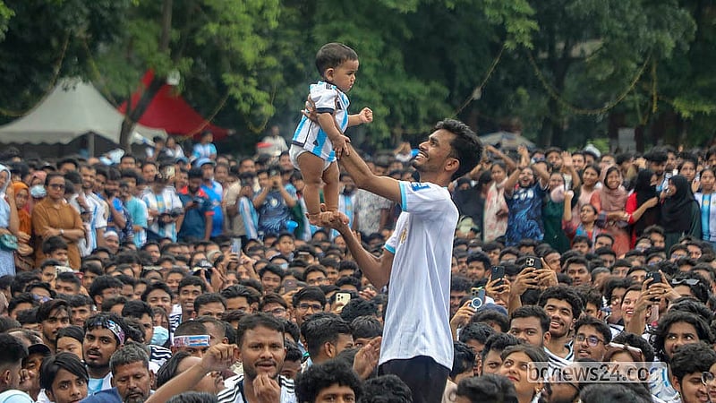 লিওনেল মেসি গোল করার পর আর্জেন্টিনার সমর্থকদের উল্লাস। ঢাকা বিশ্ববিদ্যালয়ের মুহসীন হল মাঠে বুধবার সকালে বড় পর্দায় খেলা দেখতে আসেন হাজারো মানুষ
