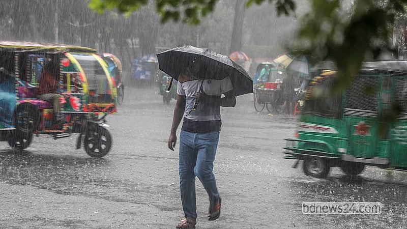 রাজধানীতে বুধবার দুপুরের বৃষ্টির মধ্যেই যে যার গন্তব্যে ছোটেন। ঢাকা বিশ্ববিদ্যালয় এলাকা থেকে তোলা