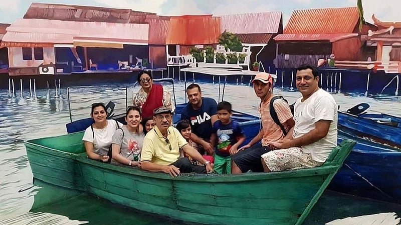 ২০১৭ সালের পুরো পরিবারের সঙ্গে মালয়েশিয়ায়। (সামনে বাঁ থেকে) বিপাশা হায়াত, নাতাশা হায়াত ও আবুল হায়াত; (পেছনে বাঁ থেকে) শিরিন হায়াত, তৌকীর-বিপাশার মেয়ে, শাহেদ শরীফ খান, শাহেদ-নাতাশার মেয়ে ও ছেলে, তৌকীর-বিপাশার ছেলে এবং তৌকীর আহমেদ
