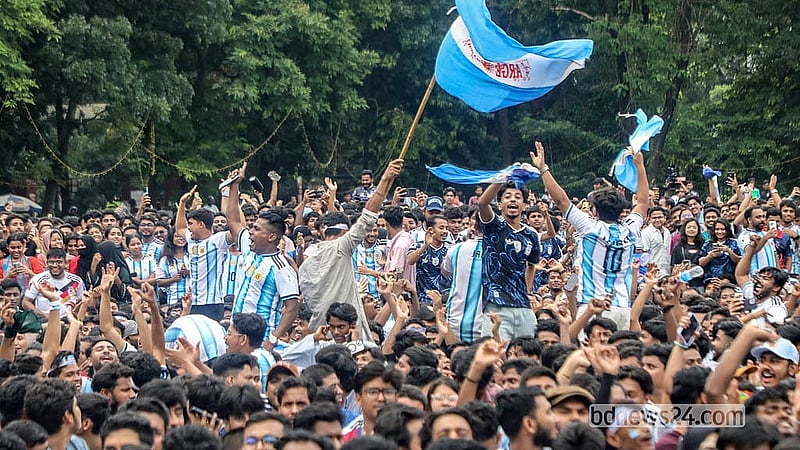 লিওনেল মেসি গোল করার পর আর্জেন্টিনার সমর্থকদের উল্লাস। ঢাকা বিশ্ববিদ্যালয়ের মুহসীন হল মাঠে বুধবার সকালে বড় পর্দায় খেলা দেখতে আসেন হাজারো মানুষ