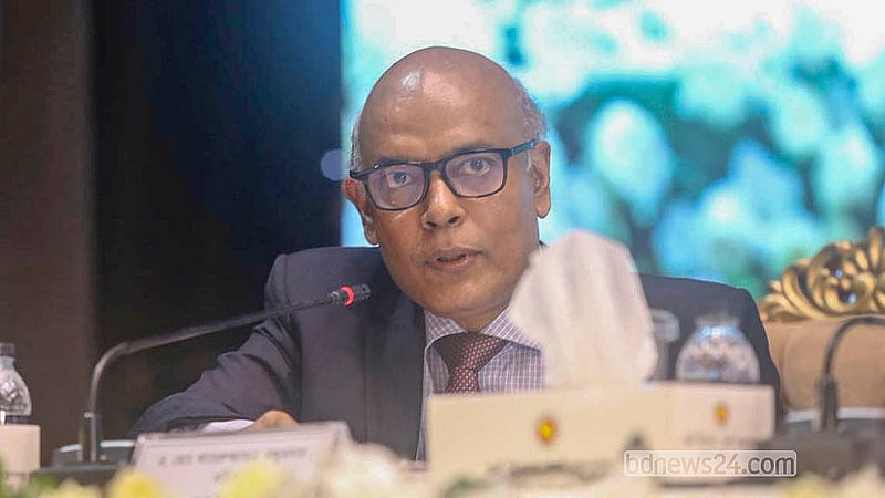 ঢাকার ওসমানী স্মৃতি মিলনায়তনে শুক্রবার বাজেট পরবর্তী সংবাদ সম্মেলনে সাংবাদিকদের প্রশ্নের উত্তর দেন অর্থসচিব মো. খায়রুজ্জামান মজুমদার
