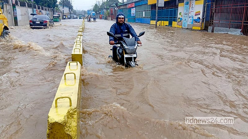 টানা ভারি বর্ষণে প্লাবিত বন্দরনগরী চট্টগ্রামের ইস্পাহানি এলাকা