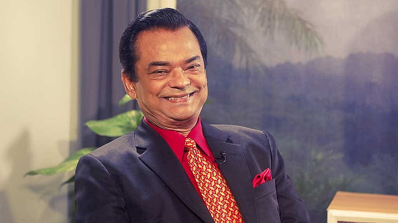 আড্ডানামায় জুয়েল আইচ।