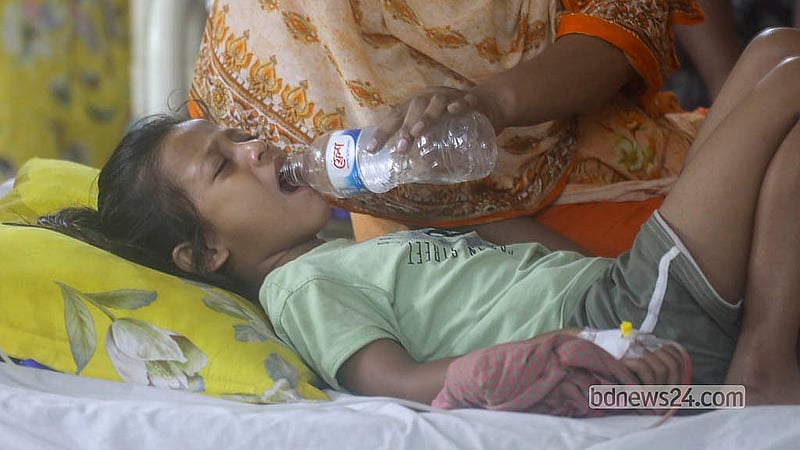 ডেঙ্গু নিয়ে রাজধানীর মুগদা মেডিকেল কলেজ হাসপাতালে ভর্তি এক শিশুকে বোতলে করে ডাবের পানি খাওয়ানো হচ্ছে