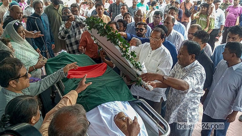 বরেণ্য চিত্রশিল্পী মুস্তাফা মনোয়ারকে মঙ্গলবার সর্বসাধারণের শ্রদ্ধা নিবেদনের জন্য কেন্দ্রীয় শহীদ মিনারে আনা হয়