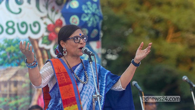 ধানমন্ডির রবীন্দ্র সরোবরের মুক্তমঞ্চে বর্ষামঙ্গল উৎসবে কবিতা আবৃত্তি করছেন এক শিল্পী