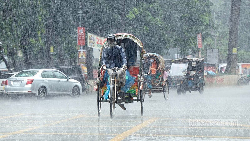 বঙ্গোপসাগরে সৃষ্ট লঘুচাপ ও সক্রিয় মৌসুমি বায়ুর প্রভাবে দেশের বিভিন্ন স্থানে ঝরেছে বৃষ্টি। মঙ্গলবার ঢাকা বিশ্ববিদ্যালয় এলাকা থেকে তোলা