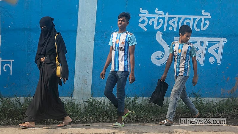 ফুটবল বিশ্বকাপের সময় অনেকে পছন্দের দলের জার্সি পরে ঘুরে বেড়ান