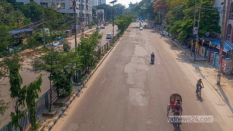 কোরবানির ঈদের ছুটি শেষ হলেও ঢাকা শহরের রাস্তাঘাঁটে গাড়ি কিংবা মানুষজনের চলাচল এখনো স্বাভাবিক হয়নি। কাকরাইল এলাকার চিত্রও একই