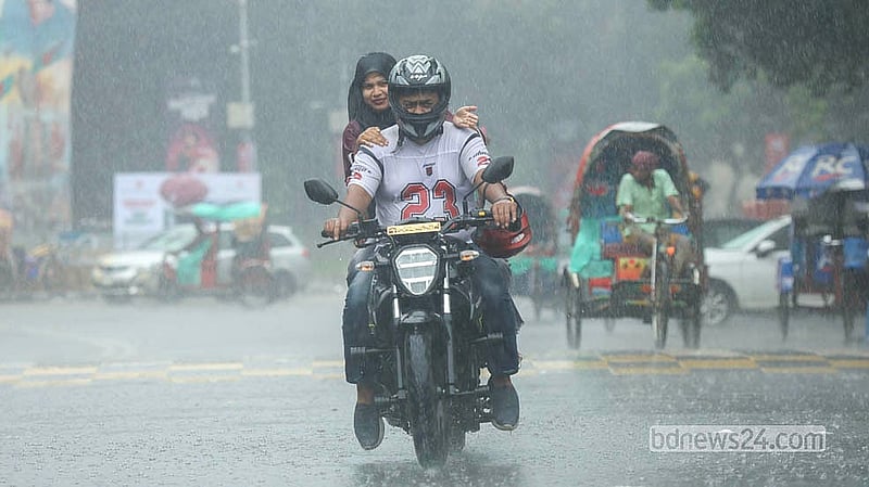 রাজধানীতে বুধবার দুপুরের বৃষ্টির মধ্যেই যে যার গন্তব্যে ছোটেন। ঢাকা বিশ্ববিদ্যালয় এলাকা থেকে তোলা