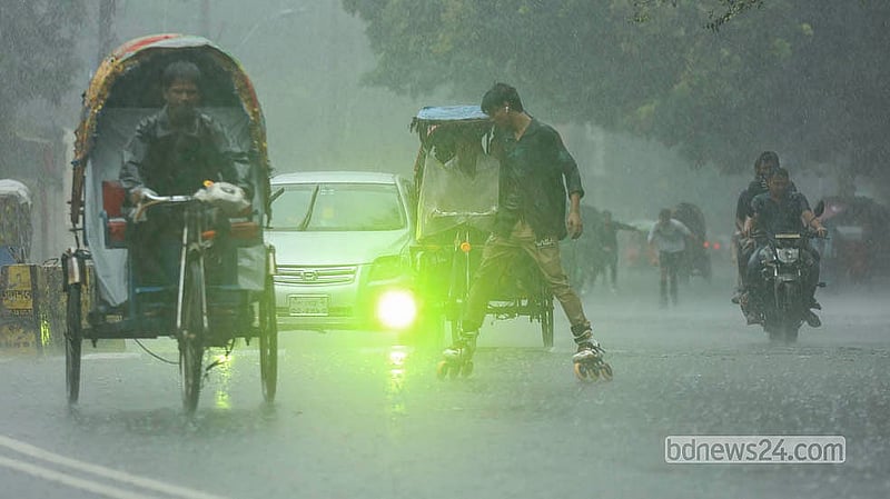 রাজধানীসহ দেশের বিভিন্ন এলাকায় বুধবার ঝরেছে মুষলধারে বৃষ্টি। ঢাকা বিশ্ববিদ্যালয় এলাকায় বৃষ্টির মধ্যে এক তরুণ স্কেটিংয়ে নেমে পড়েন