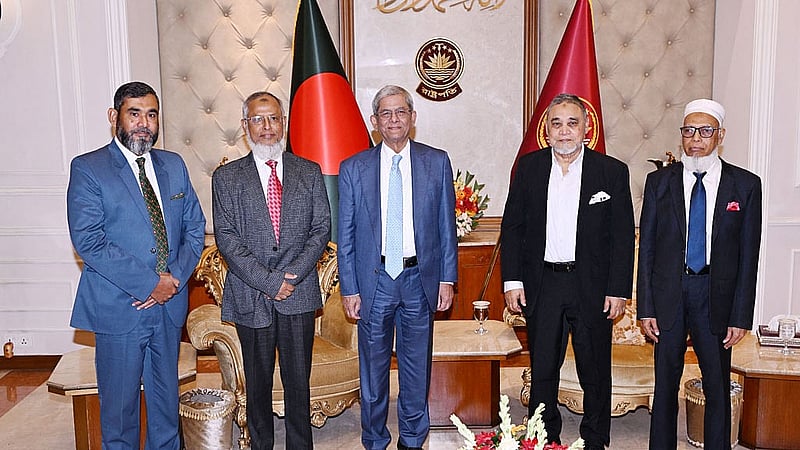 নির্বাচন কমিশনের সদস্যরা বৃহস্পতিবার রাষ্ট্রপতি মির্জা ফখরুল ইসলাম আলমগীরের সঙ্গে সাক্ষাৎ করেন। 